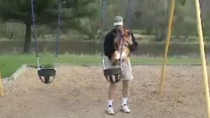 Câinele care adoră să fie dat în leagăn