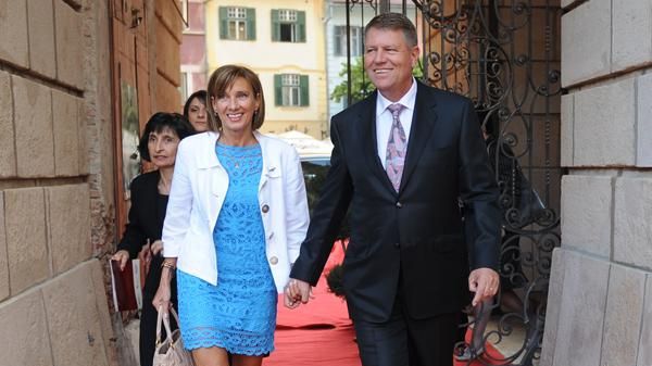 Klaus Iohannis și soția sa au ajuns la Castelul Peleș pentru dineul alături de familia regală