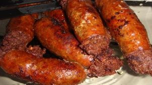 Cârnaţii pot preveni cancerul. Cum este posibil