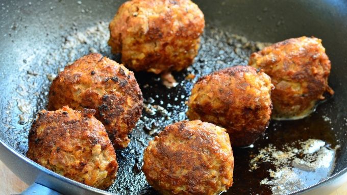 Uite aşa se fac chifteluţele mănăstireşti. Reţeta care te va face să uiţi de carne