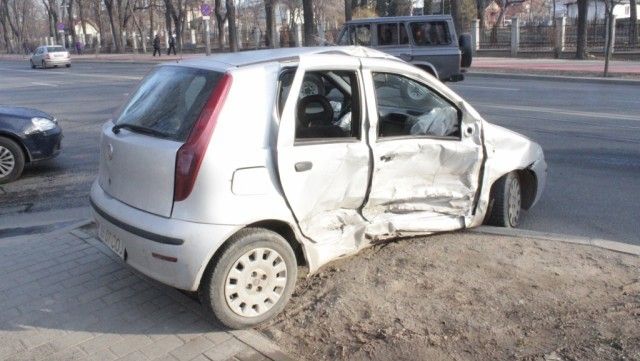 Accident cumplit în Iaşi. Trei maşini s-au izbit violent: două victime