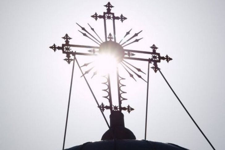 Secretele Bisericii cu Lună din Oradea, unică în Europa. Ce ascunde globul negru-auriu din turlă 