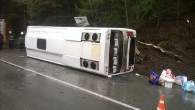 Cel puţin 30 de morţi după ce un autocar a căzut într-o prăpastie, în Nepal