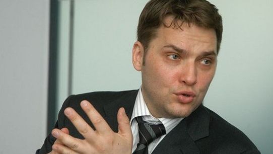 Moment incredibil: Şova, miruit de o senatoare, înainte de votul care l-a scăpat de arest