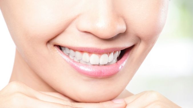 4 metode ciudate prin care îţi poţi albi dinţii