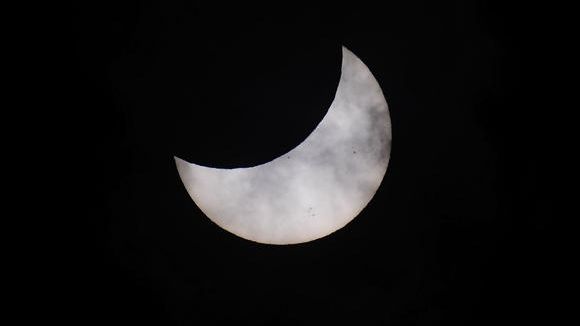 Ce se întâmplă dacă îţi faci selfie cu eclipsa de soare