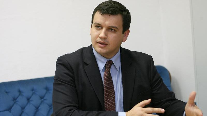 Joaca de-a jandarmii în plen. Un deputat a scos un flacon și a pulverizat apă termală spre colegi