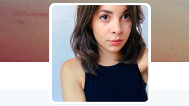 Motivul pentru care această tânără e bombardată cu mesaje pe reţelele sociale