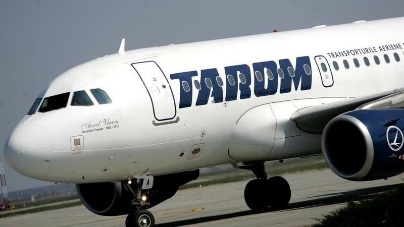 TAROM: Niciodată nu rămâne o singură persoană în cabina de pilotaj, în timpul zborului