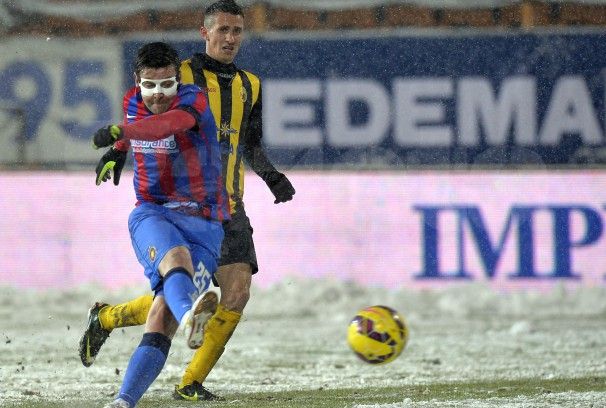 Steaua a tremurat pe "patinoarul" de la Piatra Neamţ
