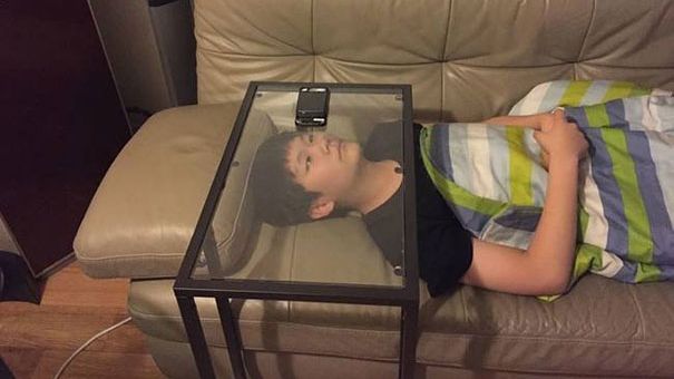 Cei mai leneşi oameni din lume în ipostaze incredibile