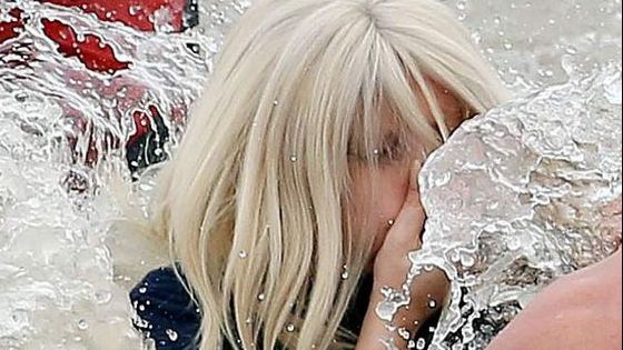 Lady Gaga s-a aruncat în apele îngheţate ale lacului Michigan 