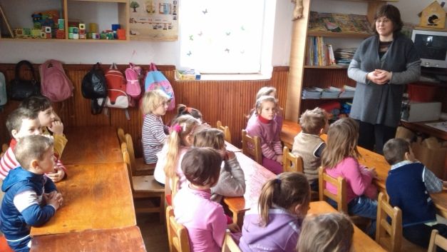 Grădinița unde copiii învață în condițiile de acum 100 de ani și stau îngrămădiţi ca în staul 