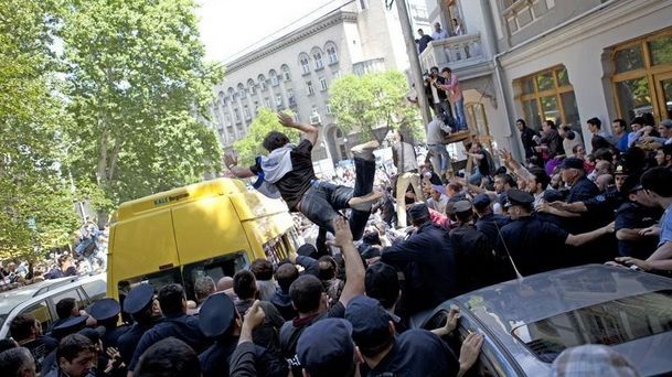 Zeci de mii de persoane au ieșit în stradă pentru a protesta împotriva Guvernului, în Georgia