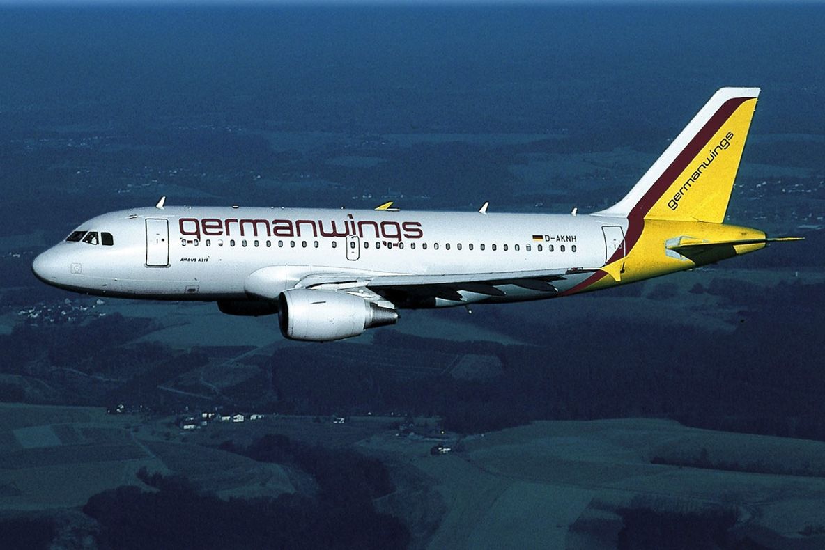 Avion prăbuşit: Pilotul a forțat intrarea în cockpit folosind un topor. Detalii terifiante