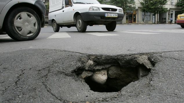 Asfalt surpat în faţa Spitalului Militar din Capitală. S-a format o groapă de peste 2 m adâncime