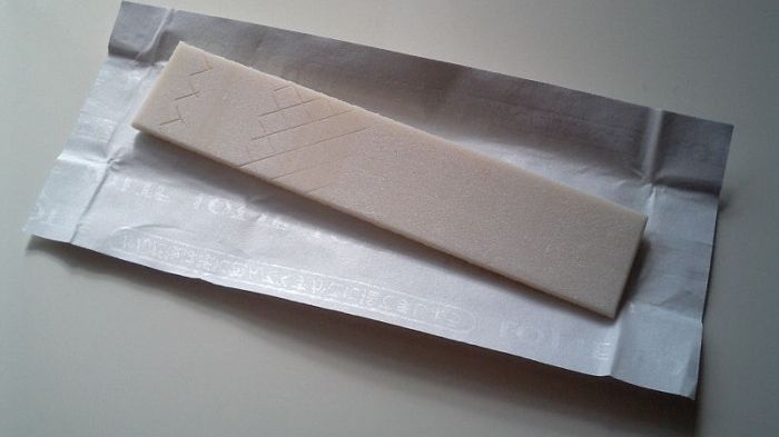 Povestea țării care a interzis guma de mestecat