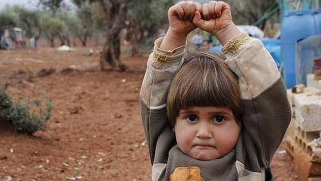 Fetiţa care se "predă" în faţa obiectivului foto. Povestea imaginii care face furori pe Internet