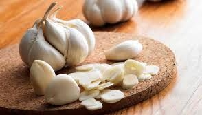 Ce păţeşti dacă mănânci usturoi pe stomacul gol