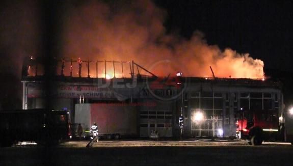 Incendiu puternic: Un service auto s-a făcut scrum