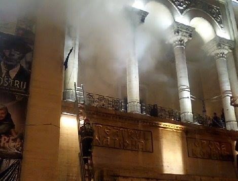 Incendiu: Opera din Timişoara a fost cuprinsă de flăcări. Operaţiune de forţă declanşată de pompieri