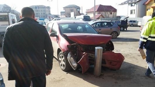 Panică în parcarea unui centru comercial. A făcut infarct la volan