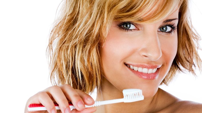 Efect uimitor. Ce se întâmplă dacă te speli pe dinţi cu sare de mare şi bicarbonat