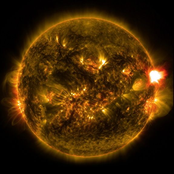 Imagini cu prima explozie solară puternică din acest an îndreptată direct spre Pământ