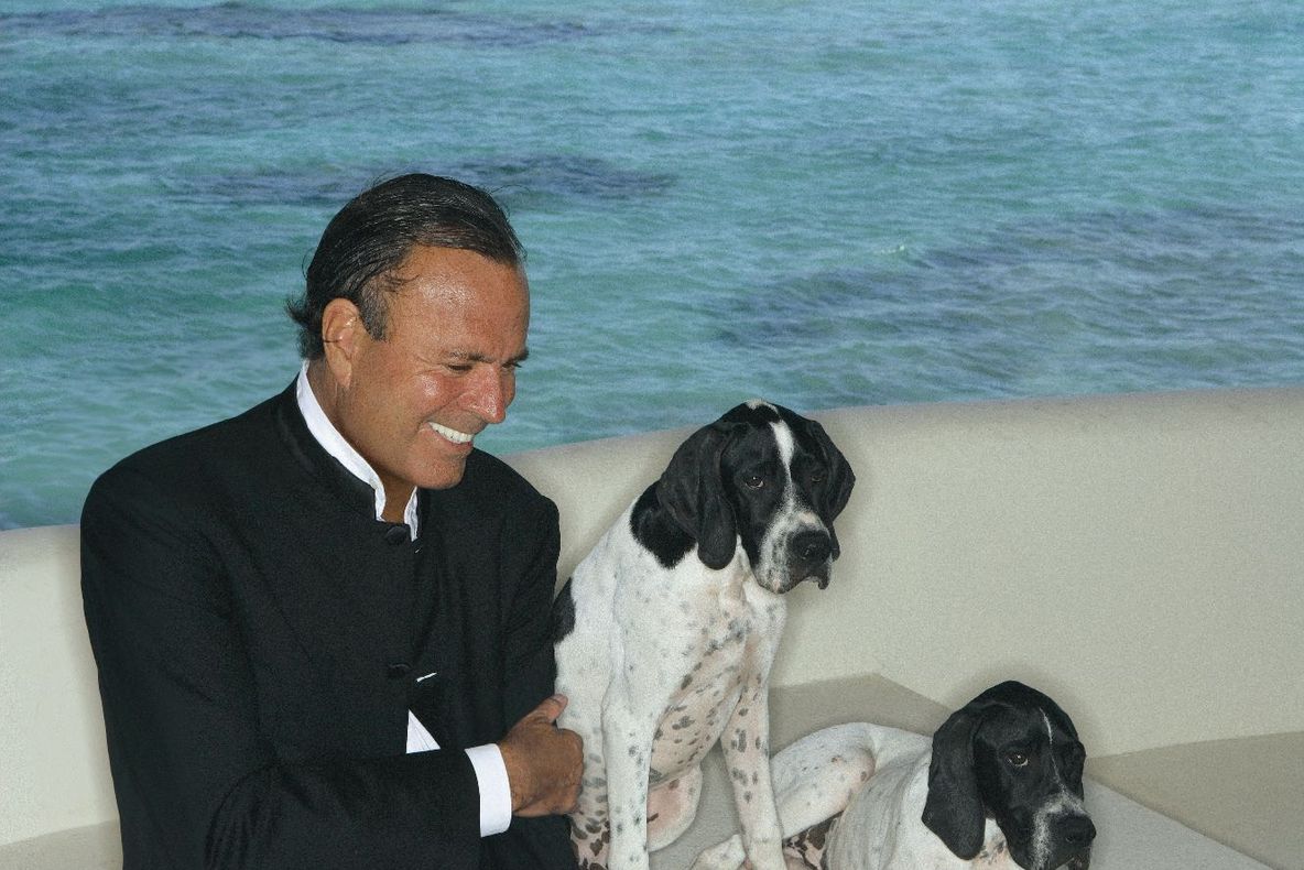 Julio Iglesias, acuzat de agresiune sexuală și abuzuri în locuințele sale din Caraibe și Europa