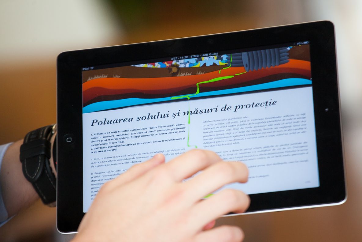 Manualele digitale vor fi retrase din școli
