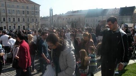 Manifestaţie de amploare în Piaţa Unirii! Mii de oameni au ieşit în stradă