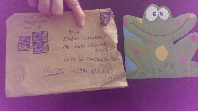 Păţania unei pensionare din Iaşi care i-a trimis pachet nepotului din Anglia. Ce a ajuns la băiat