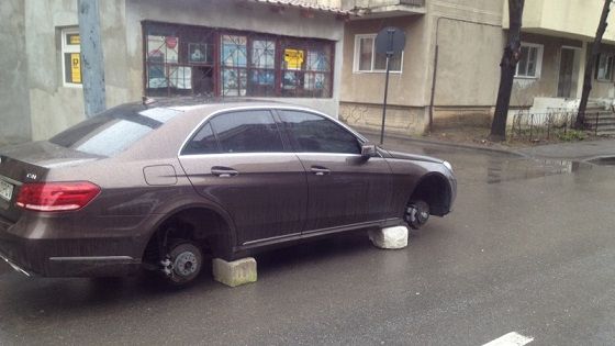 Hoții au lăsat pe butuci autoturismul de lux al unui "mahăr" care lucrează la stat