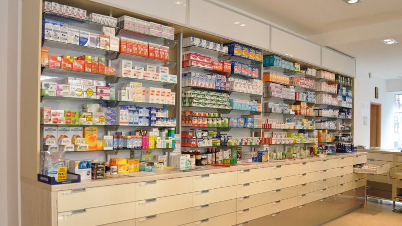 Cei mai mulţi farmacişti le recomandă bolnavilor să cumpere medicamente scumpe 