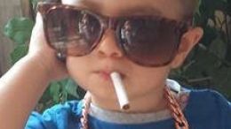 Fotografii bizare. Românii care-şi pun copiii să fumeze au speriat Germania