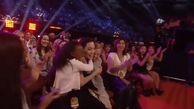 Angelina Jolie, prima apariţie după intervenţia de extirpare a ovarelor. Scene emoţionante!