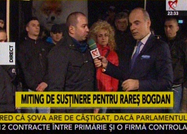 Miting de susţinere pentru Realitatea TV şi Rareş Bogdan. Zeci de oameni, în stradă