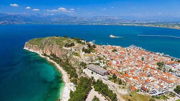 Au uimit Europa! Doi turiști germani au plătit Greciei partea lor din datoria de război a Germaniei 