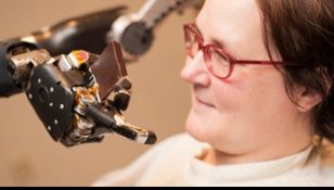 O femeie paralizată pilotează avionul cu puterea minţii 