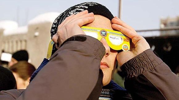 Cum îți protejezi ochii la eclipsa de soare. Atenție la ochelarii falși!