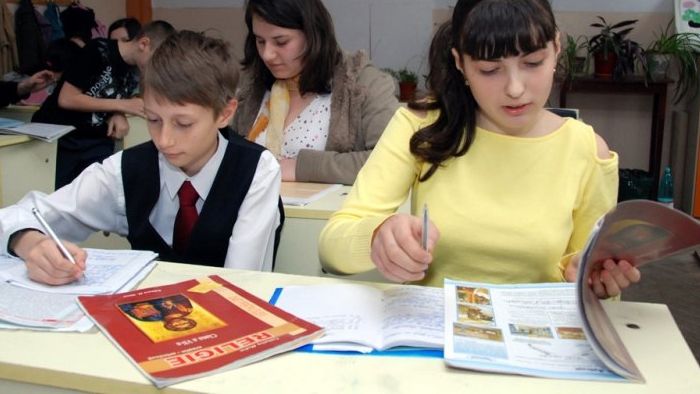 Explicaţia profesorului de religie care a prezentat un film anti-avort la oră. Un elev, la spital