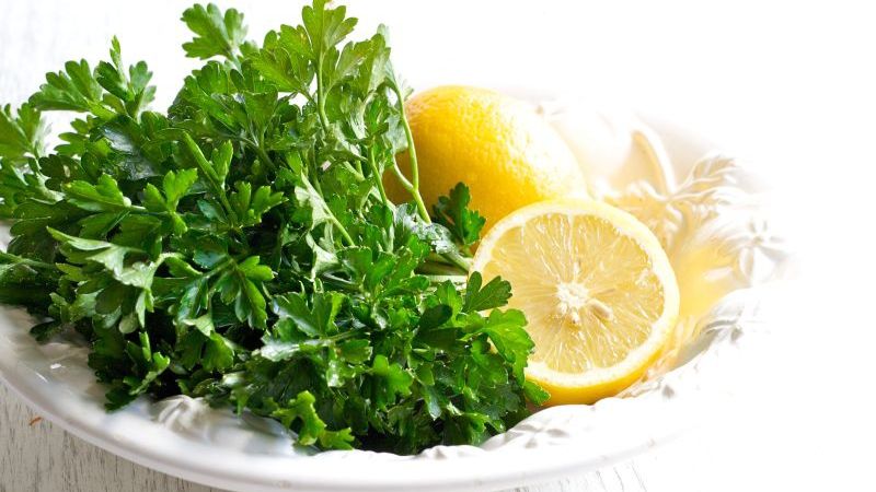 Pătrunjelul şi lămâia scad colesterolul. Află cum trebuie să le consumi!
