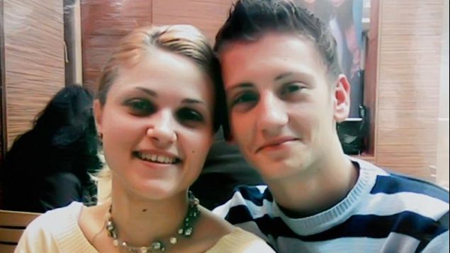 Celebra profesoară Corina, pentru care s-a sinucis elevul Ralph, predă din nou, dar în Anglia