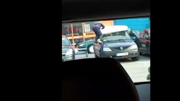 Cum leagă doi români salteaua de portierele maşinii. Filmuleţul viral de care râde toată România