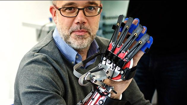 Mănușa robotică care transformă viețile în bine