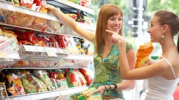 Ce trucuri folosesc magazinele ca să cumperi mai mult. Sigur te-ai păcălit şi tu!