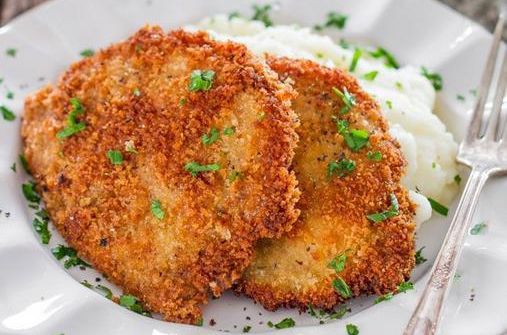 Cine a inventat şniţelul. Tu ştii cum se mănâncă?