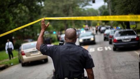 Doi ofiţeri, răniţi în faţa sediului poliţiei din oraşul Ferguson