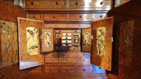 Surpriza de la second-hand! Ce a găsit o femeie într-un dulap cumpărat la mâna a doua 