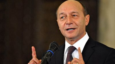 Băsescu: Iohannis aproape că se pupă pe gură cu Ponta. Așa e, sunt pensionar și postez pe Facebook